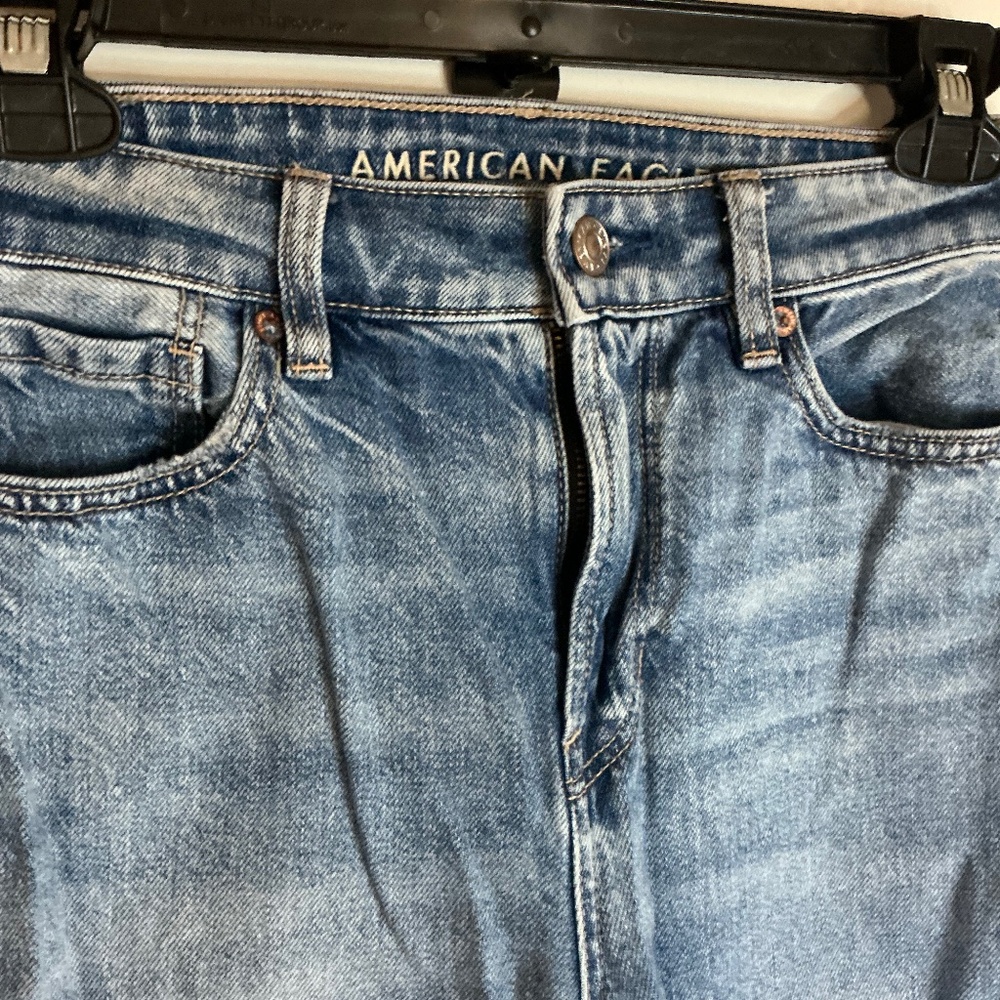 Women’s American Eagle Mom Jean Strigid Ripped torn knees size 0